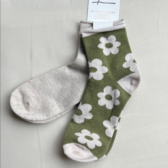 American Eagle Outfitters Daisy socks 2 pack - Picture 2 of 7
